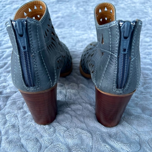 GUC Sofft Laser-Cut Heeled Ankle Boot size 8 - Picture 7 of 10